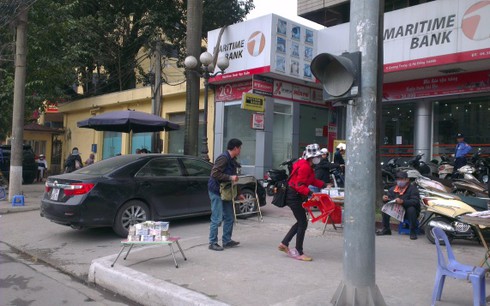 Đổi tiền mới ăn chênh tràn xuống đường ngày Tết - ảnh 5