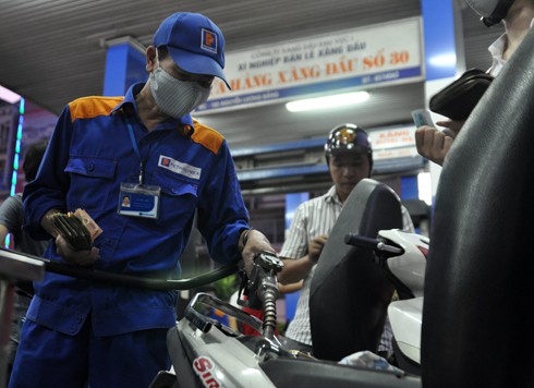 Lại giảm giá dầu, giá xăng không giảm - ảnh 1