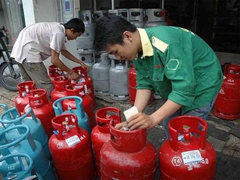 Tiếp theo xăng dầu, giá gas giảm 7.000 đồng/bình từ 1/9 - ảnh 1