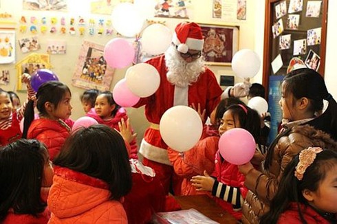 Dịch vụ ông già Noel siêu rẻ hút khách - ảnh 1