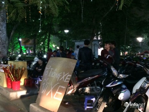 Bãi trông xe “mọc” tự phát, chặt chém khách ngày Xuân - ảnh 1