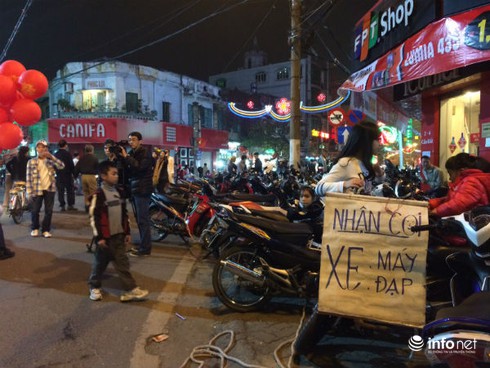 Bãi trông xe “mọc” tự phát, chặt chém khách ngày Xuân - ảnh 2