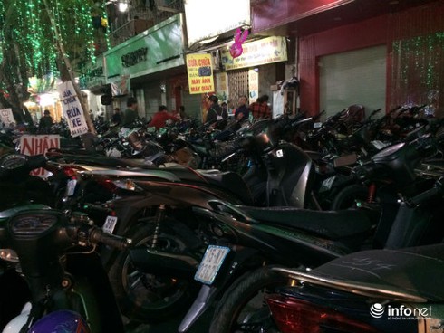 Bãi trông xe “mọc” tự phát, chặt chém khách ngày Xuân - ảnh 3