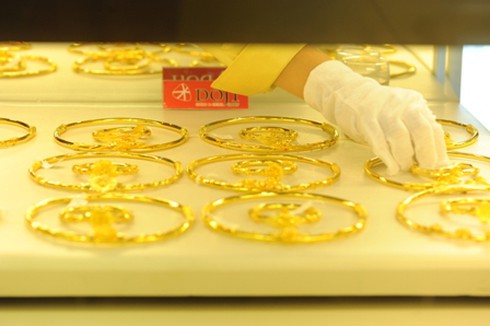 Giá vàng hôm nay 1/4 giảm nhưng vẫn đắt hơn thế giới - ảnh 1