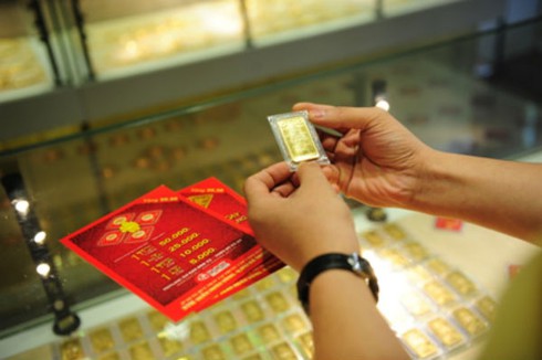 Giá vàng hôm nay 19/4 rớt giá, đắt hơn thế giới 90.000 đồng/lượng - ảnh 1