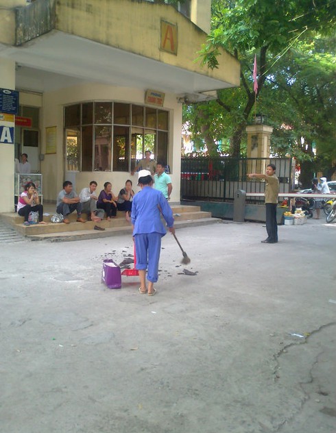 Cửa kính tầng 4 rơi xuống sân Bệnh viện Phụ sản trung ương - ảnh 4