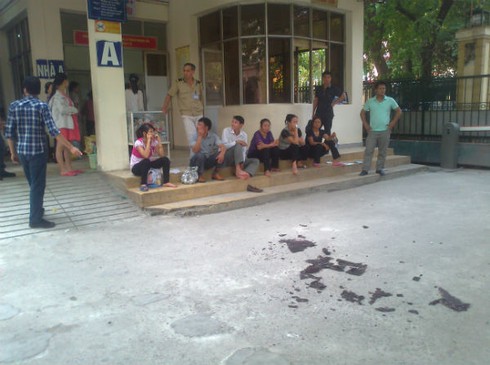 Cửa kính tầng 4 rơi xuống sân Bệnh viện Phụ sản trung ương - ảnh 5