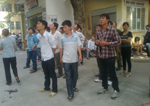 Cửa kính tầng 4 rơi xuống sân Bệnh viện Phụ sản trung ương - ảnh 2