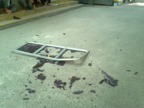 Cửa kính tầng 4 rơi xuống sân Bệnh viện Phụ sản trung ương - ảnh 1