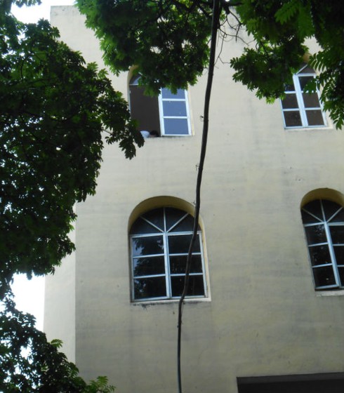 Cửa kính tầng 4 rơi xuống sân Bệnh viện Phụ sản trung ương - ảnh 6