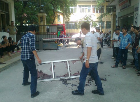 Cửa kính tầng 4 rơi xuống sân Bệnh viện Phụ sản trung ương - ảnh 3