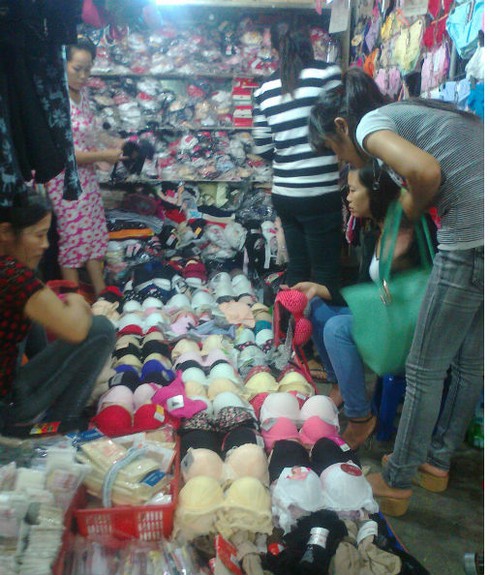 Tràn lan áo ngực Trung Quốc chứa chất lạ ở Hà Nội - ảnh 1