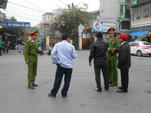 Đứng bắt xe ôm, nữ thanh niên bị xe bus chèn qua chân - ảnh 2