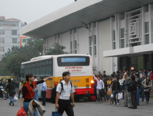 Đứng bắt xe ôm, nữ thanh niên bị xe bus chèn qua chân - ảnh 1