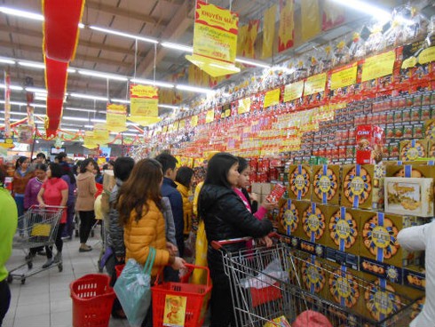 Cuối tuần người dân đổ đi mua sắm tết - ảnh 2