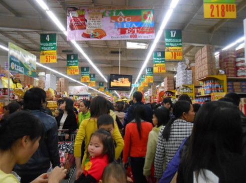 Cuối tuần người dân đổ đi mua sắm tết - ảnh 1