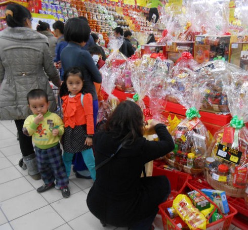 Cuối tuần người dân đổ đi mua sắm tết - ảnh 3