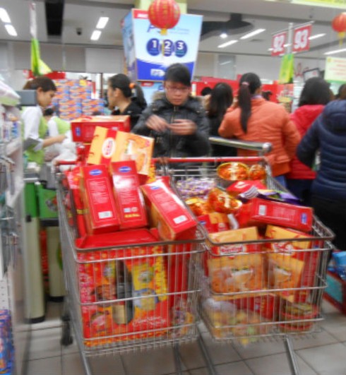 Cuối tuần người dân đổ đi mua sắm tết - ảnh 6