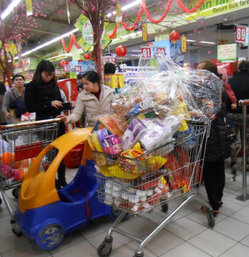 Cuối tuần người dân đổ đi mua sắm tết - ảnh 5