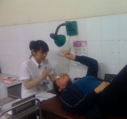 Lạm dụng thuốc nhỏ mắt gây mù lòa - ảnh 1