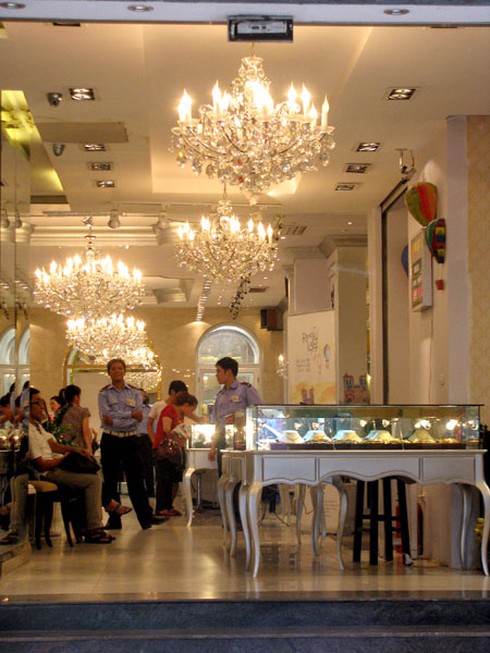 Vàng tăng giá kỷ lục, người dân mang vàng đi bán - ảnh 1