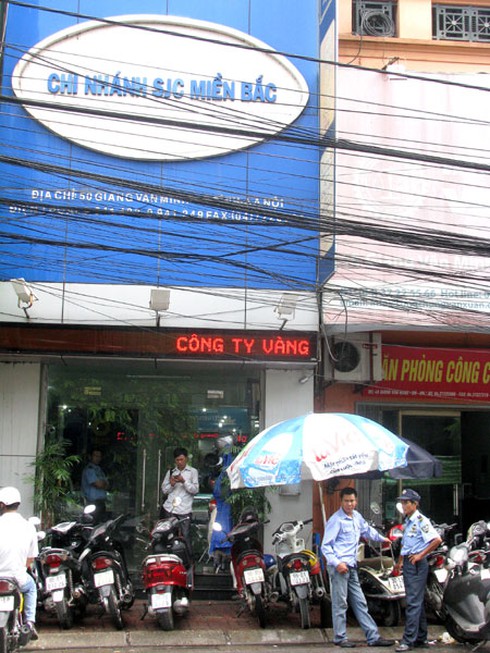 Vàng tăng giá kỷ lục, người dân mang vàng đi bán - ảnh 2