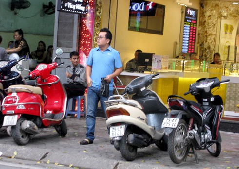 Vàng tăng kỉ lục, giới đầu tư thờ ơ, mua bán lẻ nhộn nhịp - ảnh 9