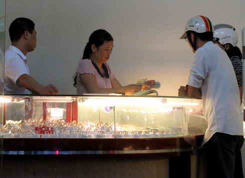 Vàng tăng kỉ lục, giới đầu tư thờ ơ, mua bán lẻ nhộn nhịp - ảnh 5