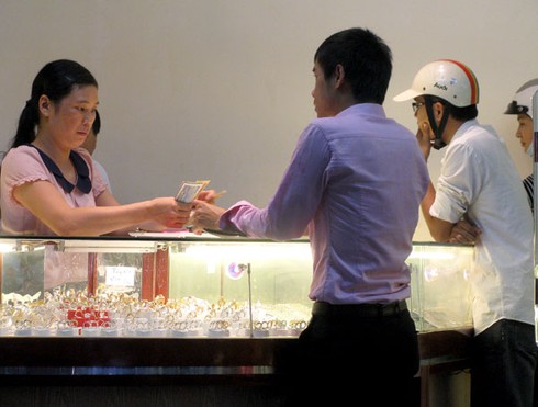 Vàng tăng kỉ lục, giới đầu tư thờ ơ, mua bán lẻ nhộn nhịp - ảnh 3