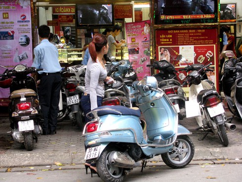 Vàng tăng kỉ lục, giới đầu tư thờ ơ, mua bán lẻ nhộn nhịp - ảnh 2