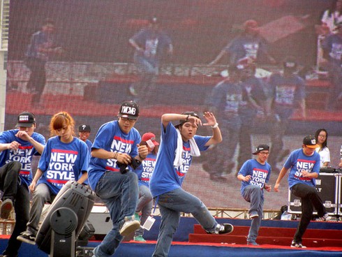 Toát mồ hôi tham dự màn nhảy đông kỉ lục - ảnh 5