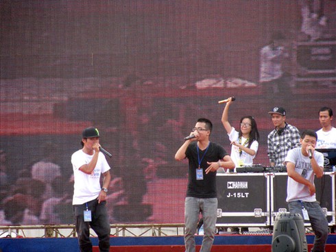 Toát mồ hôi tham dự màn nhảy đông kỉ lục - ảnh 8