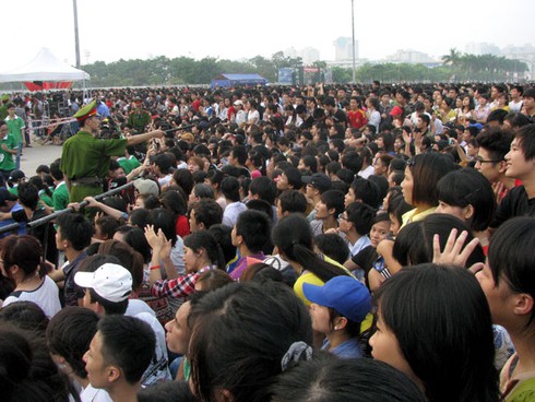 Toát mồ hôi tham dự màn nhảy đông kỉ lục - ảnh 1