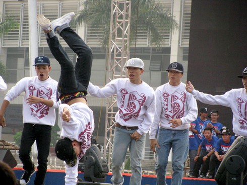 Toát mồ hôi tham dự màn nhảy đông kỉ lục - ảnh 7