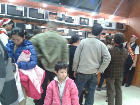 Siêu thị đua giảm giá mạnh hàng gia dụng - ảnh 1