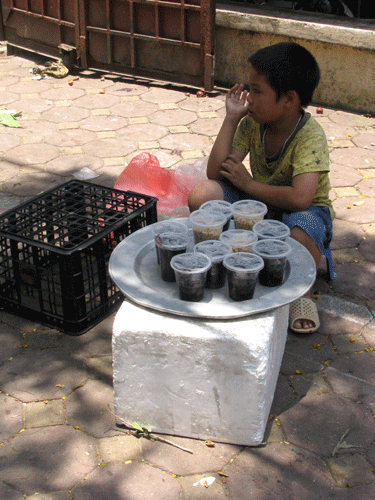 Tết Đoan Ngọ, rượu nếp, mận đội giá 3-4 lần vẫn cháy hàng - ảnh 4