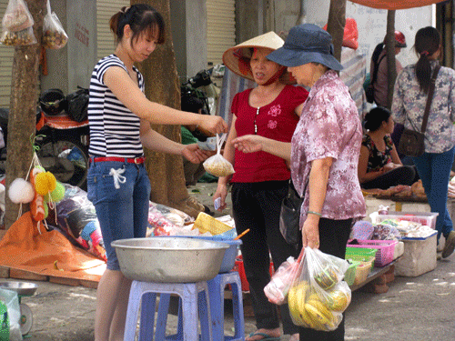 Tết Đoan Ngọ, rượu nếp, mận đội giá 3-4 lần vẫn cháy hàng - ảnh 1