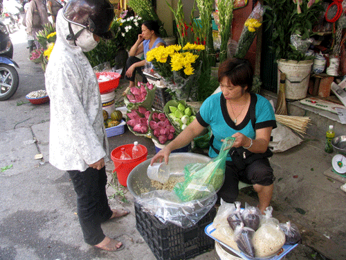 Tết Đoan Ngọ, rượu nếp, mận đội giá 3-4 lần vẫn cháy hàng - ảnh 3