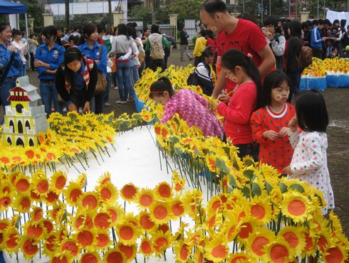 Nô nức đi kết hoa hướng dương cứu bệnh nhi ung thư - ảnh 1