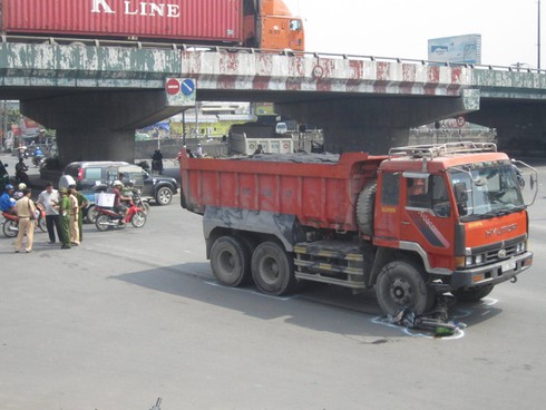TP.HCM: Xe ben cán qua chân, một phụ nữ thương nặng - ảnh 2
