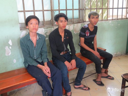 Ba đối tượng táo tợn đánh người, cướp xe máy giữa đêm - ảnh 1