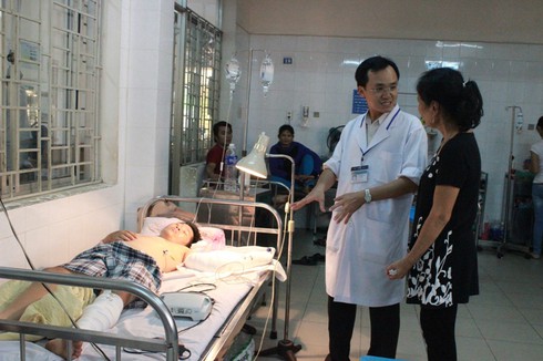 Nối thành công cánh tay bị chém đứt lìa của nam sinh viên - ảnh 2