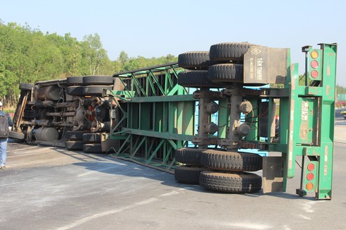 Ôm cua qua vòng xoay, xe container lật nhào - ảnh 1