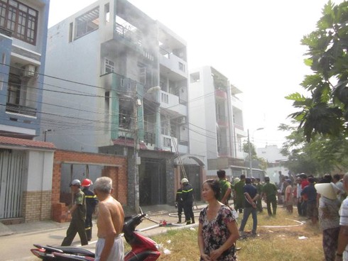Cháy nhà 4 tầng, cụ già trong phòng kêu cứu - ảnh 1