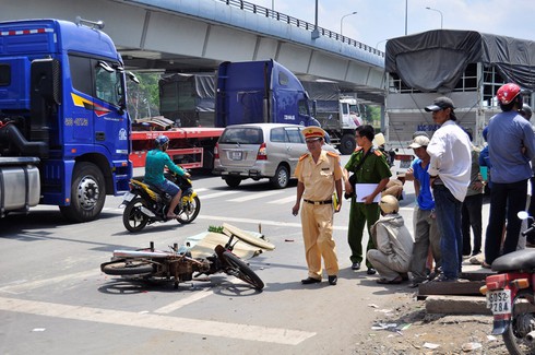 Đồng Nai: 2 vụ tai nạn nghiêm trọng, người chồng thẫn thờ bên thi thể vợ - ảnh 1