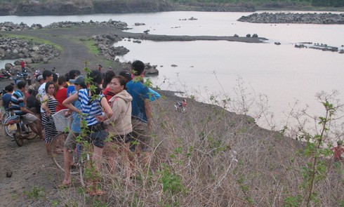 Chết đuối vì uống rượu xong xuống hồ bắt chem chép - ảnh 1