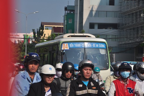 TP.HCM “quay cuồng” với nắng nóng xấp xỉ 40 độ C - ảnh 3