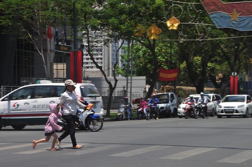 TP.HCM “quay cuồng” với nắng nóng xấp xỉ 40 độ C - ảnh 11