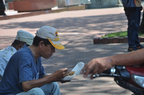 TP.HCM “quay cuồng” với nắng nóng xấp xỉ 40 độ C - ảnh 14