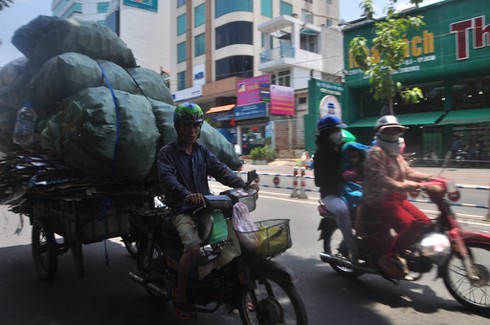 TP.HCM “quay cuồng” với nắng nóng xấp xỉ 40 độ C - ảnh 12